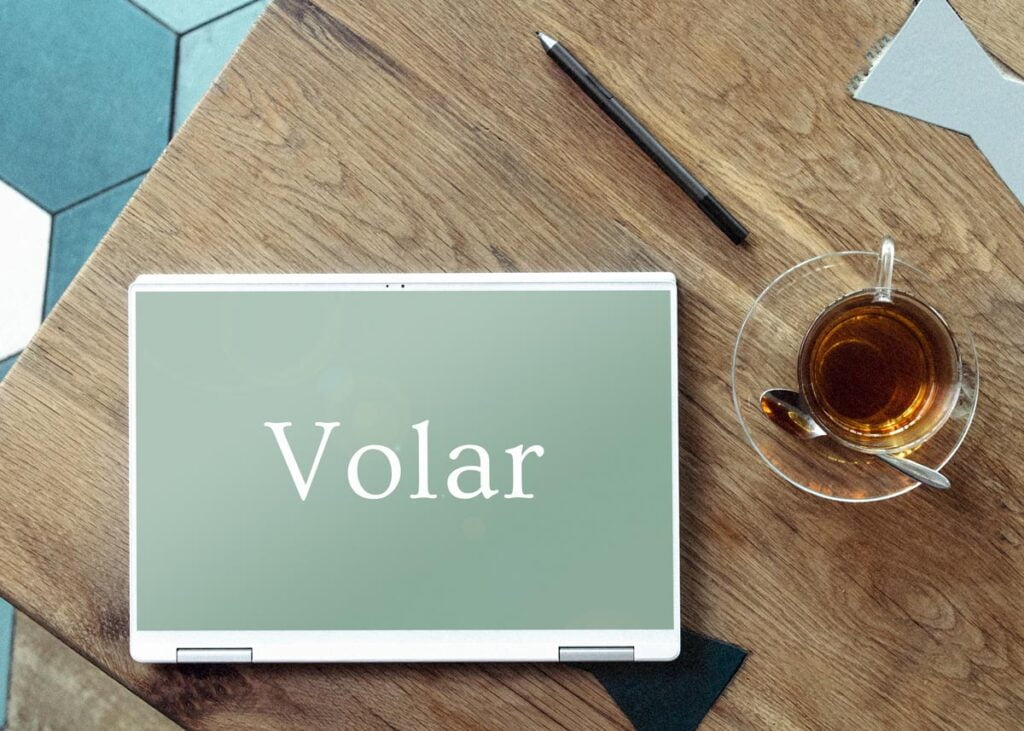 Tablet-en-mesa-de-madera