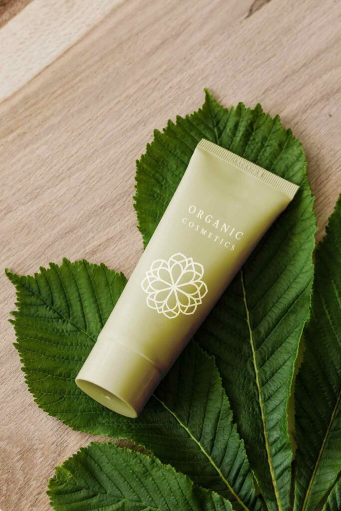 bote-de-cosmetico-sobre-una-hoja